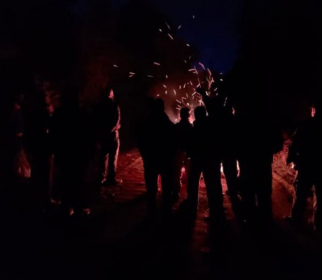 «Με τα κομμένα έλατα θα φτιάχνουμε οδοφράγματα…» | Συνεχίζεται για 14η μέρα το μπλόκο στον Κοσμά για τις ανεμογεννήτριες!