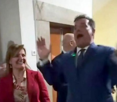 Ο Άδωνις Γεωργιάδης στα Γιάννενα χοροπηδάει και τραγουδάει «Και Α και Ου και ΔΑΠ-ΝΔΦΚ» (vd)