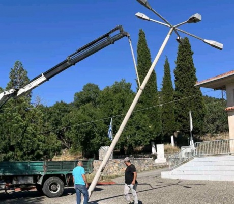 Νέος πυλώνας με φωτιστικά Led στην πλατεία Περθωρίου (εικόνες)