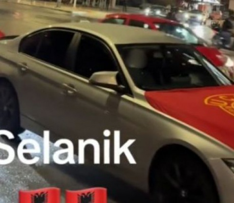 Εθνικιστική φιέστα Αλβανών στη Θεσσαλονίκη: Σημαίες του UCK και χοροί στον Λευκό Πύργο (vd)