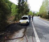 Αυτοκίνητο τυλίχθηκε στις φλόγες στην Εθνική Οδό Τρίπολης-Πύργου, εντός της Βλαχέρνας! (εικόνες)