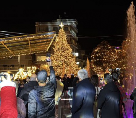 Λαμπερή γιορτή στην πλατεία Πετρινού – Η Τρίπολη άναψε το χριστουγεννιάτικο δέντρο της (εικόνες - βίντεο)