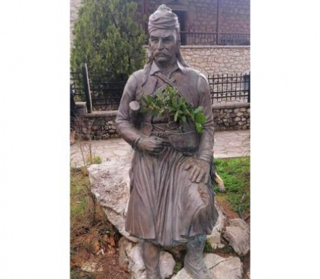 Τρισάγιο στον Ανδριάντα του Θεόδωρου Κολοκοτρώνη στο Ελληνικό Γορτυνίας