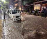 «Ποτάμια» οι δρόμοι στο Ναύπλιο από ξαφνικό μπουρίνι!