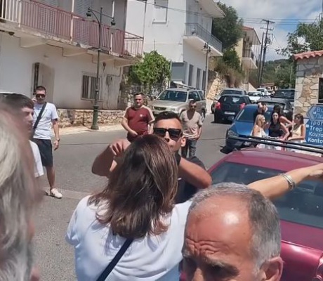 Γορτυνία | Οδηγοί διαμαρτυρήθηκαν για το κλείσιμο δρόμου στο Σταυροδρόμι - "Να πάτε στο σπίτι του δημάρχου"! (vd)
