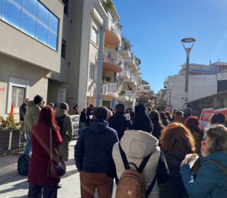 "Θέλουν να φιμώσουν τους εκπαιδευτικούς" | Νέα παράσταση διαμαρτυρίας για τις διώξεις στην Τρίπολη (εικόνες)