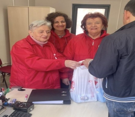 Δέματα Αγάπης από τον Ερυθρό Σταυρό στην Τρίπολη