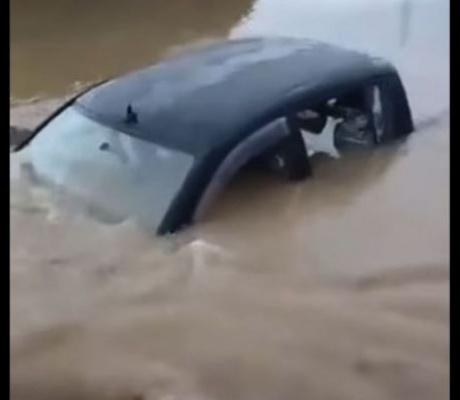 Συγκλονιστικές εικόνες στη Λακωνία | Τα νερά «κατάπιαν» αυτοκίνητο - Τελευταία στιγμή γλύτωσαν τρία άτομα (vd)