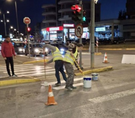 Συνεργεία δήμου Τρίπολης | Μέχρι αργά τη νύχτα της Μεγάλης Τετάρτης οι εργασίες για τις διαβάσεις στην πόλη (εικόνες)