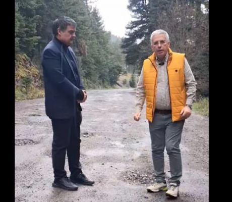 "«Σεληνιακό τοπίο» ο δρόμος Τρίπολης - Στεμνίτσας: Πάνω από 30 ανοιχτοί «κρατήρες» απειλούν καθημερινά ζωές. Μέχρι πότε επιτέλους;"