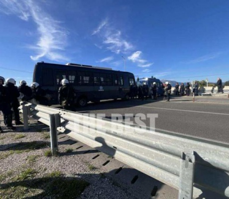Αδιανόητο | Κλούβα των ΜΑΤ μπλοκάρει ασθενοφόρα στη γέφυρα Ρίου Αντιρίου (vd)