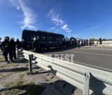 Αδιανόητο | Κλούβα των ΜΑΤ μπλοκάρει ασθενοφόρα στη γέφυρα Ρίου Αντιρίου (vd)