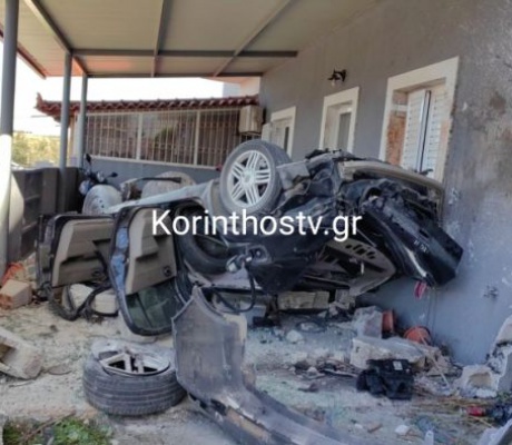 Τραγωδία στα Εξαμίλια Κορινθίας | Νεκροί δύο νέοι – Το αυτοκίνητο “καρφώθηκε” σε σπίτι (vd)
