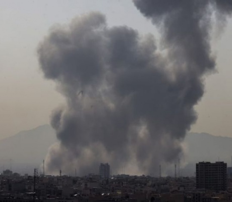 ΗΠΑ και Ισραήλ εξαπολύουν επίθεση εναντίον του Ιράν