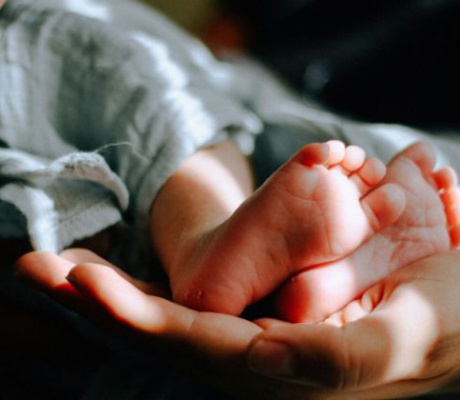 Ηλεία | Μωρό 10 μηνών με κατάγματα και εγκαύματα στο Καραμανδάνειο – Τι ερευνά η Αστυνομία