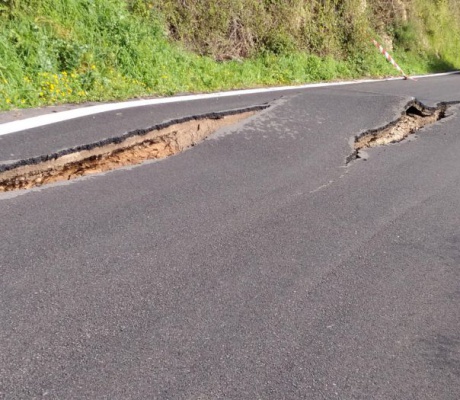 Διαλύθηκε ο δρόμος στην είσοδο της Χώρας Γορτυνίας (εικόνες)