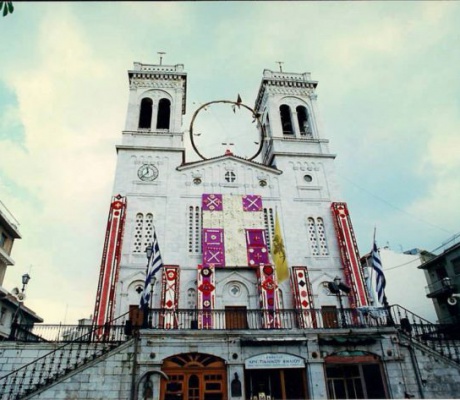 Πάσχα 1996 | Ο Ναός του Αγίου Βασιλείου καλύπτεται με γαρύφαλλα - Ένα τεράστιο ακάνθινο στεφάνι τοποθετείται στον τρούλο! (εικόνες)