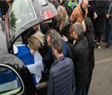 Οδύνη στην κηδεία του λιμενικού στο Παράλιο Άστρος - Λύγισε η αδερφή του και ξέσπασε σε κλάματα αγκαλιάζοντας το φέρετρο (εικόνες)