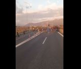 Αγρότες απέκλεισαν τον αυτοκινητόδρομο πάνω από τη γέφυρα της ΒΙΠΕ Τρίπολης (vd)