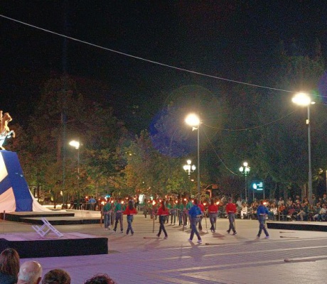 Συγκινητική λαμπαδηφορία για την Άλωση από Προσκόπους και Φιλαρμονική στην Τρίπολη