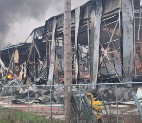 Τρεις γυναίκες νεκρές από τη μεγάλη φωτιά στο εργοστάσιο της Βιολάντα στα Τρίκαλα