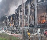 Τρεις γυναίκες νεκρές από τη μεγάλη φωτιά στο εργοστάσιο της Βιολάντα στα Τρίκαλα