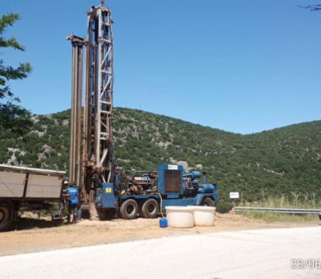 Ξεκίνησαν εργασίες για νέα γεώτρηση στον Άγιο Πέτρο Κυνουρίας