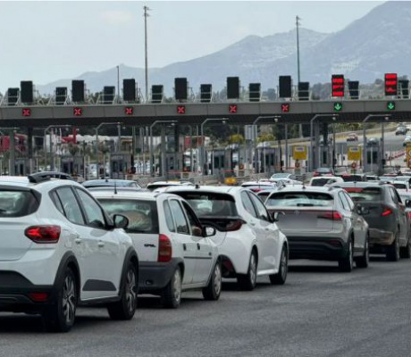 Με χαμηλές ταχύτητες η επιστροφή των εκδρομέων του Δεκαπενταύγουστου | Προβλήματα στην Αθηνών - Κορίνθου