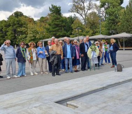 Απόφοιτοι του ιστορικού Προτύπου Α΄ Γυμνασίου – Λυκείου Αθηνών κατέθεσαν συγκινημένοι στεφάνι στον Ανδριάντα του Κολοκοτρώνη (εικόνες)