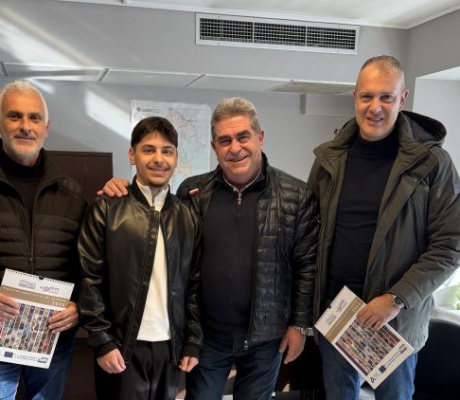 Βασίλης Μανωλόπουλος | Για 7η συνεχόμενη χρονιά στο Εικαστικό Ημερολόγιο 2026 του Ομίλου UNESCO και της International Action Art!