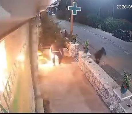 Καρέ καρέ η στιγμή που άγνωστοι βάζουν φωτιά σε φαρμακείο στη Βλαχέρνα (vd)