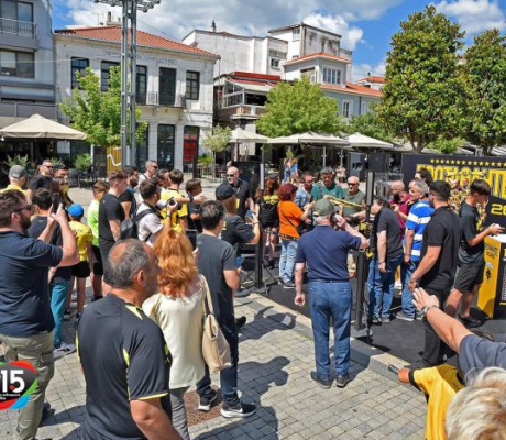 Φίλοι της ΑΕΚ φωτογραφήθηκαν με το τρόπαιο του Πρωταθλήματος στην πλατεία Πετρινού (εικόνες - βίντεο)