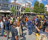 Φίλοι της ΑΕΚ φωτογραφήθηκαν με το τρόπαιο του Πρωταθλήματος στην πλατεία Πετρινού (εικόνες - βίντεο)