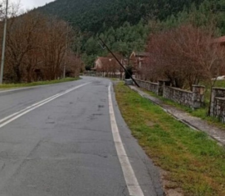 Ισχυροί άνεμοι στη Βλαχέρνα | Έγειρε στύλος της ΔΕΗ (εικόνες)