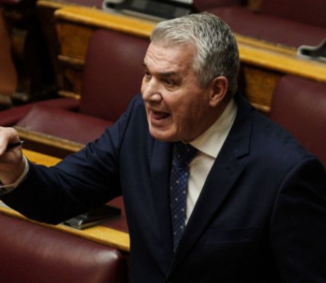 Βουλευτής ΝΔ λέει ότι δεν "βγαίνει" με μισθό 5.000 € - "Ζω στην Αθήνα. Δεν θα πρέπει να φάω; Ευτυχώς δουλεύει η σύζυγός μου"