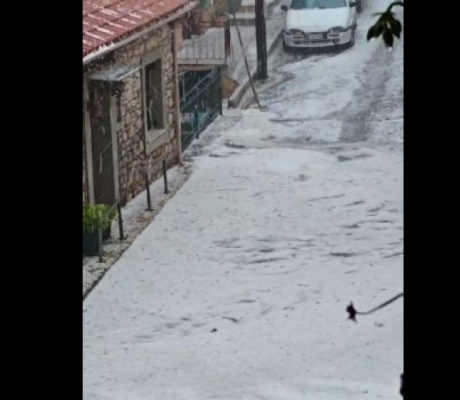 Ισχυρή χαλαζόπτωση, άσπρισαν οι δρόμοι στα Τρόπαια Γορτυνίας (vd)