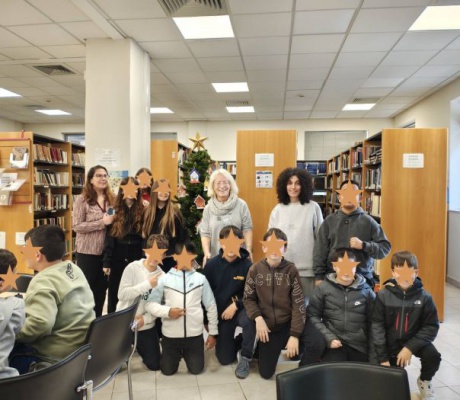 Το «Δέντρο των Ευχών» φωτίζει φέτος τα Χριστούγεννα τη Δημόσια Κεντρική Βιβλιοθήκη Τρίπολης (εικόνες)