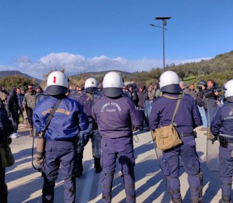 Οι αγρότες έκλεισαν το δρόμο στην Π.Ε.Ο Κορίνθου – Άργους, στα Δερβενάκια (vd)