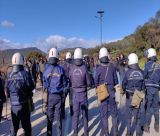 Οι αγρότες έκλεισαν το δρόμο στην Π.Ε.Ο Κορίνθου – Άργους, στα Δερβενάκια (vd)