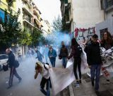 Τα ΜΑΤ «έπνιξαν» στα χημικά μαθητές, εκπαιδευτικούς και γονείς - Παιδιά μεταφέρθηκαν σε Κέντρο Υγείας (vd)