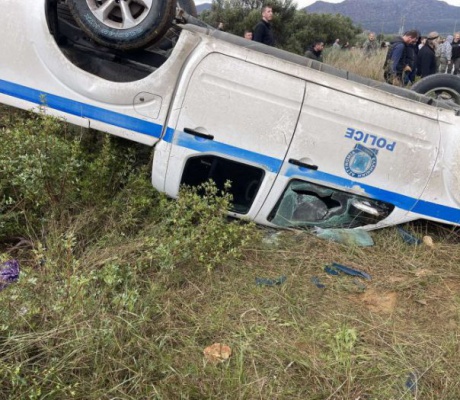 Σοβαρά επεισόδια στο αεροδρόμιο Χανίων | Οι αγρότες αναποδογύρισαν περιπολικό – Ένας αστυνομικός τραυματίας