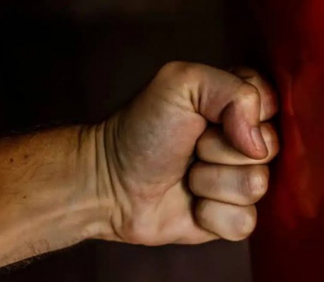 Σύλληψη αλλοδαπού τα ξημερώματα στην Τρίπολη για ενδοοικογενειακή σωματική βλάβη