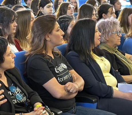 Στο Μουσικό Σχολείο Τρίπολης η Έλενα Παπαρίζου - Θα δημιουργηθεί τραγούδι αφιερωμένο στα παιδιά της UNICEF (vd)