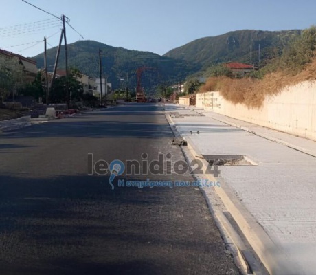 Τυρός | Παίρνουν μορφή τα νέα πεζοδρόμια μετά την ολοκλήρωση της ασφαλτόστρωσης