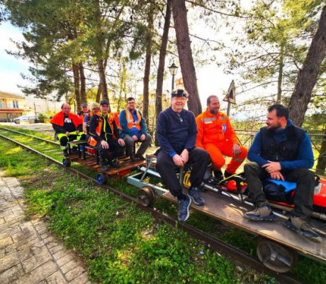 Ταξίδεψαν από το Ηνωμένο Βασίλειο, τη Νορβηγία, τη Γερμανία και τη Δανία για να καθαρίσουν τις ξεχασμένες σιδηροδρομικές γραμμές της Αρκαδίας!