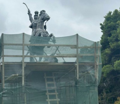 Διευκρινιστική ανακοίνωση για τις υπογραφές στην καταγγελία για τις εργασίες στον ανδριάντα Κολοκοτρώνη