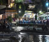 Μουσική βραδιά αφιερωμένη στον Γρηγόρη Μπιθικώτση και τη Βίκυ Μοσχολιού στο λιμανάκι της Πλάκας Λεωνιδίου (vd)