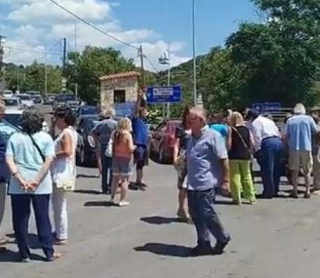 Γορτυνία | Έκλεισαν συμβολικά το δρόμο στο Σταυροδρόμι - Διαμαρτυρία για τα προβλήματα στην εθνική οδό Τρίπολης – Πύργου (vd)
