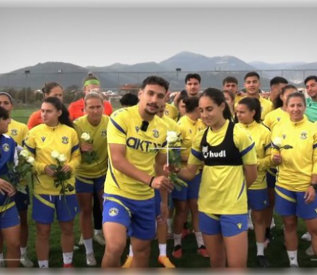 Ποδοσφαιριστές του Αστέρα διέκοψαν την προπόνηση της γυναικείας ομάδας και πρόσφεραν τριαντάφυλλα! (vd)