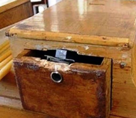 Ξήλωσαν το παγκάρι στο εκκλησάκι του Άλσους Γεωργίου στην Τρίπολη!